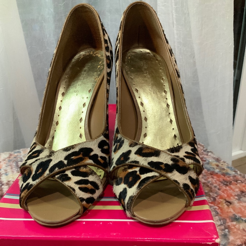 BCBG leopard heels SZ 6